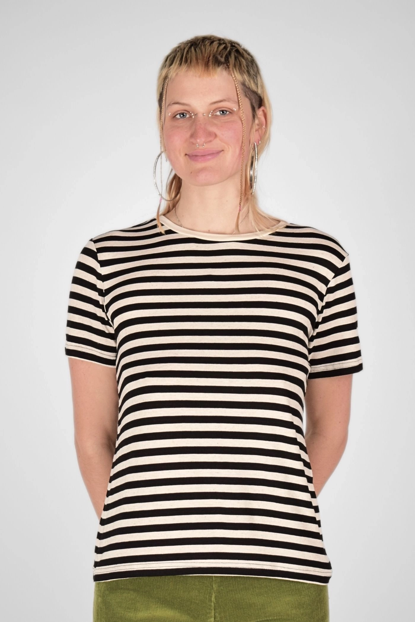 T-Shirt "Karo" aus Viskose und Schwarz Beige gestreift von vorne