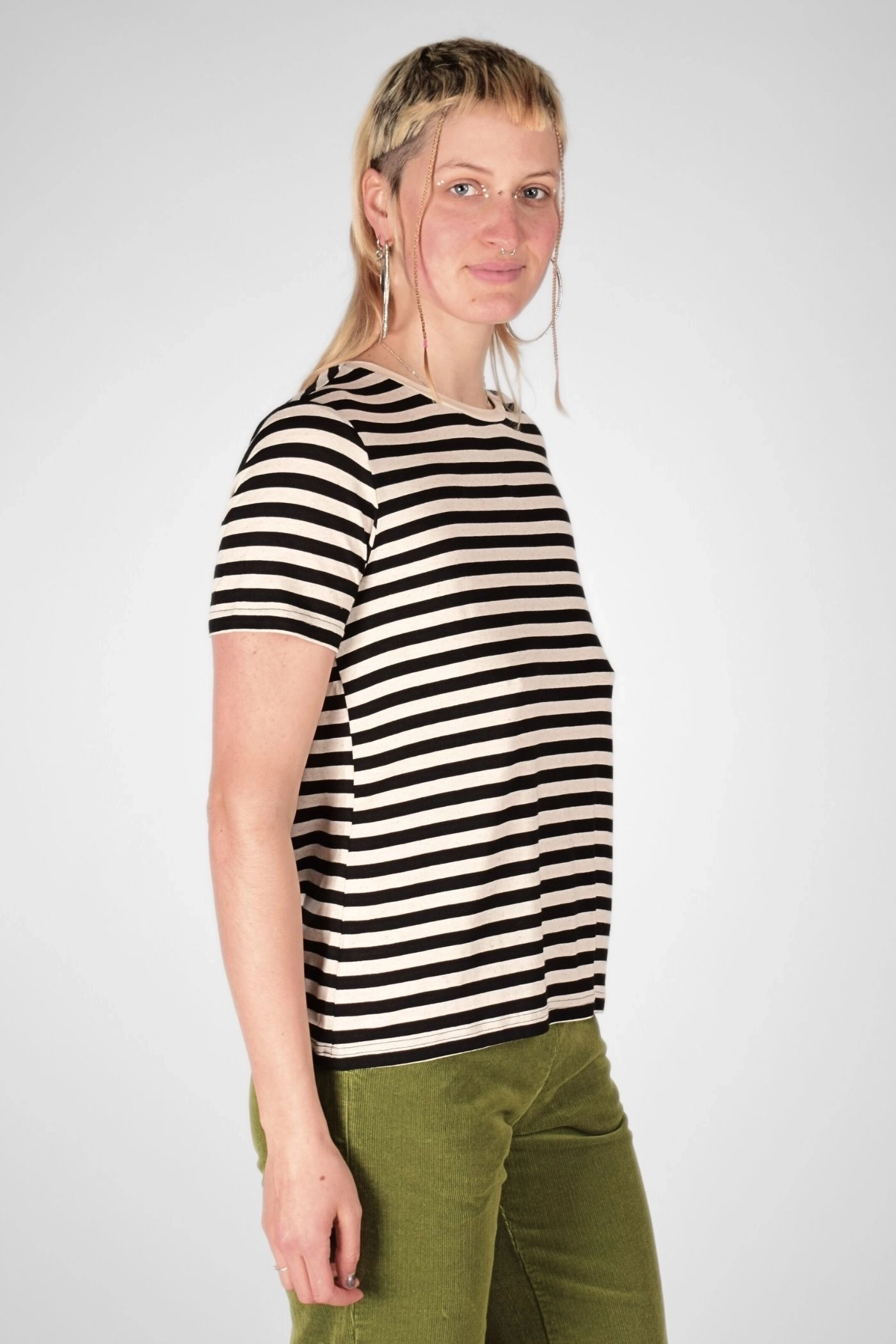 T-Shirt "Karo" aus Viskose und Schwarz Beige gestreift - seitliche Sicht