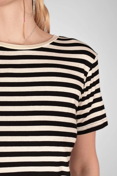 Detailansicht des T-Shirts in schwarz beige gestreift mit Rundhalsausschnitt