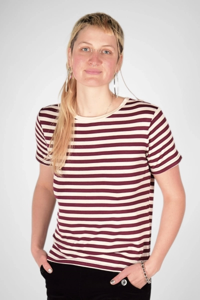 Frontansicht T-Shirt "Karo" aus Viskose in Bordeaux Beige gestreift