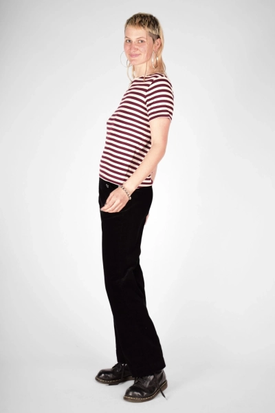 seitliche Modelansicht T-Shirt "Karo" aus Viskose mit schwarzer Cordhose