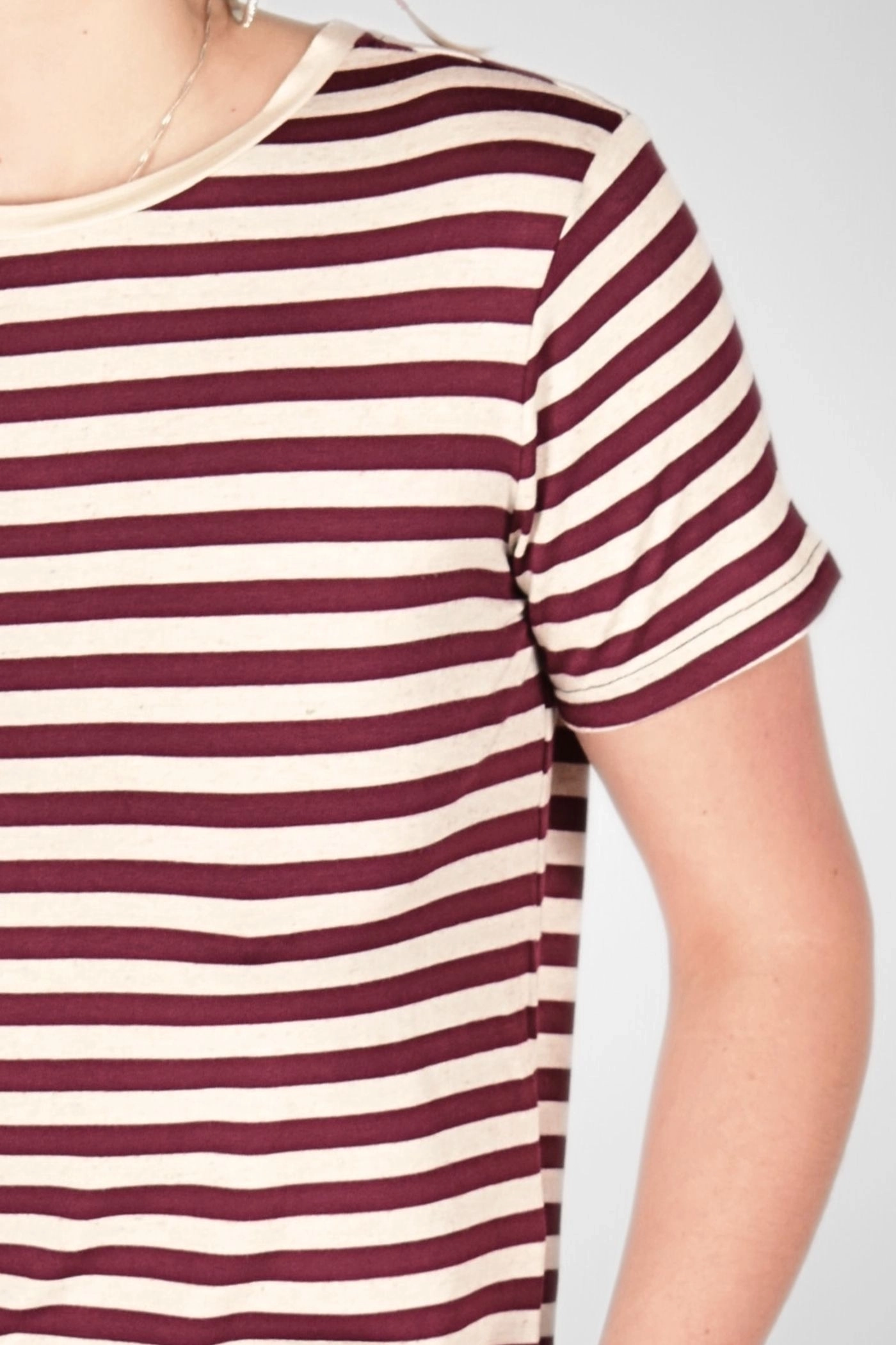 Detailansicht des kurzen Ärmels von T-Shirt "Karo" in Bordeaux und Beige
