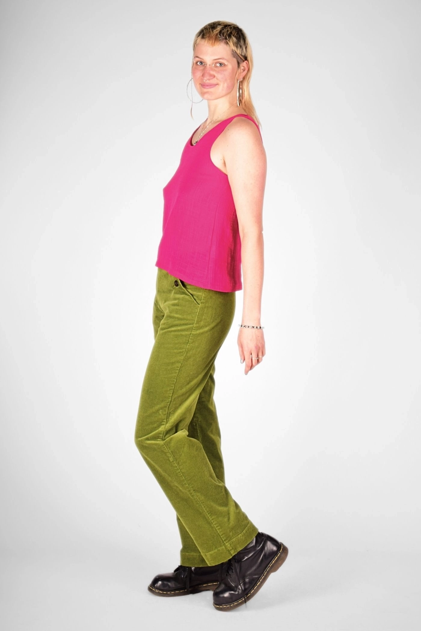 seitliche Sicht auf das Top "Sana" in Neon Pink