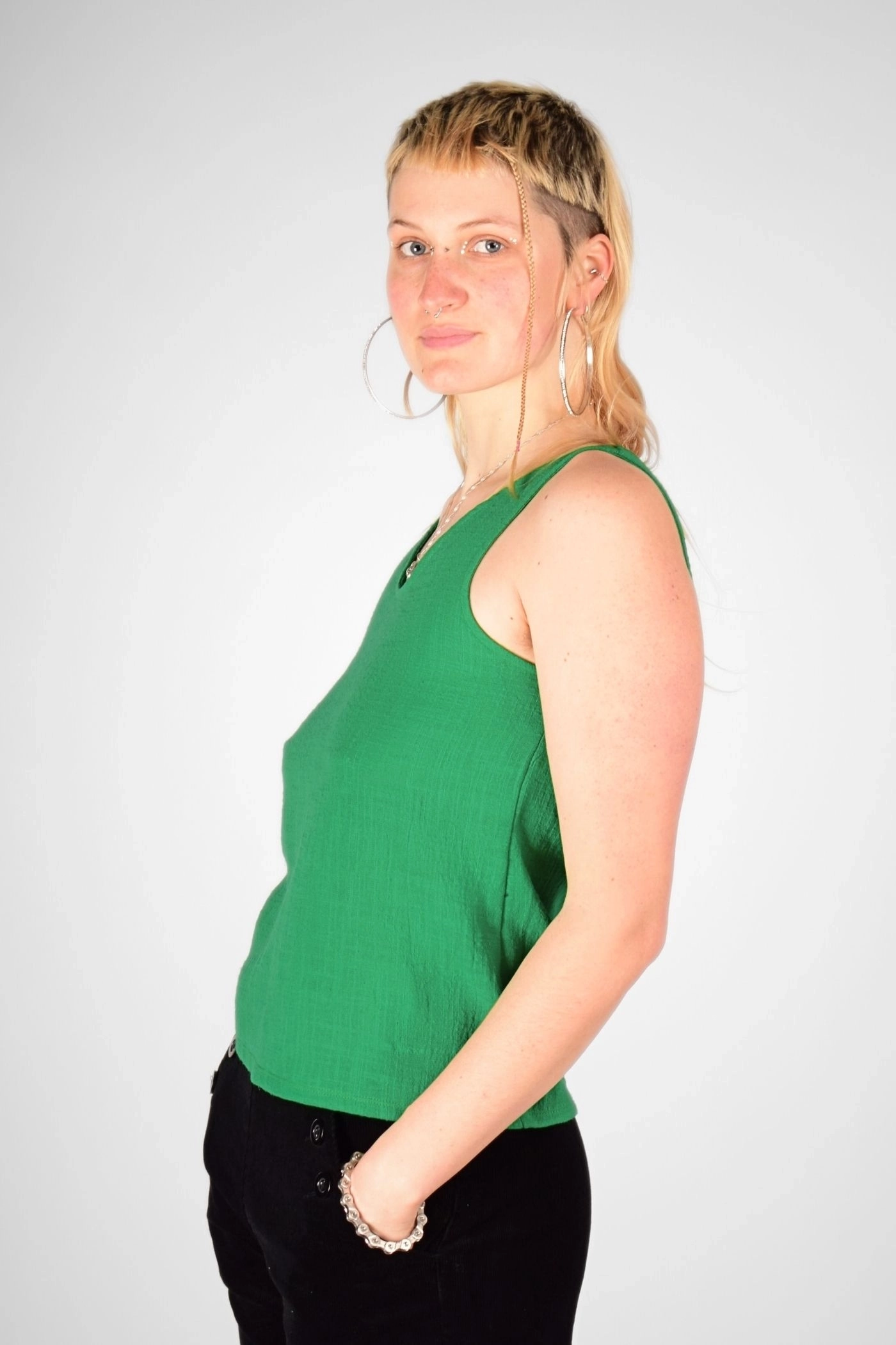 Tank Top "Sana" in Neon Grün aus Baumwolle von linker Seite