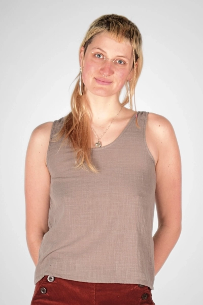 Tank Top "Sana" in Hellbraun aus Baumwolle von vorne
