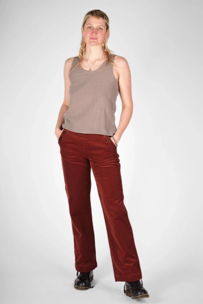 Top "Sana" aus Baumwolle in Hellbraun mit schwarzer Cordhose - Front