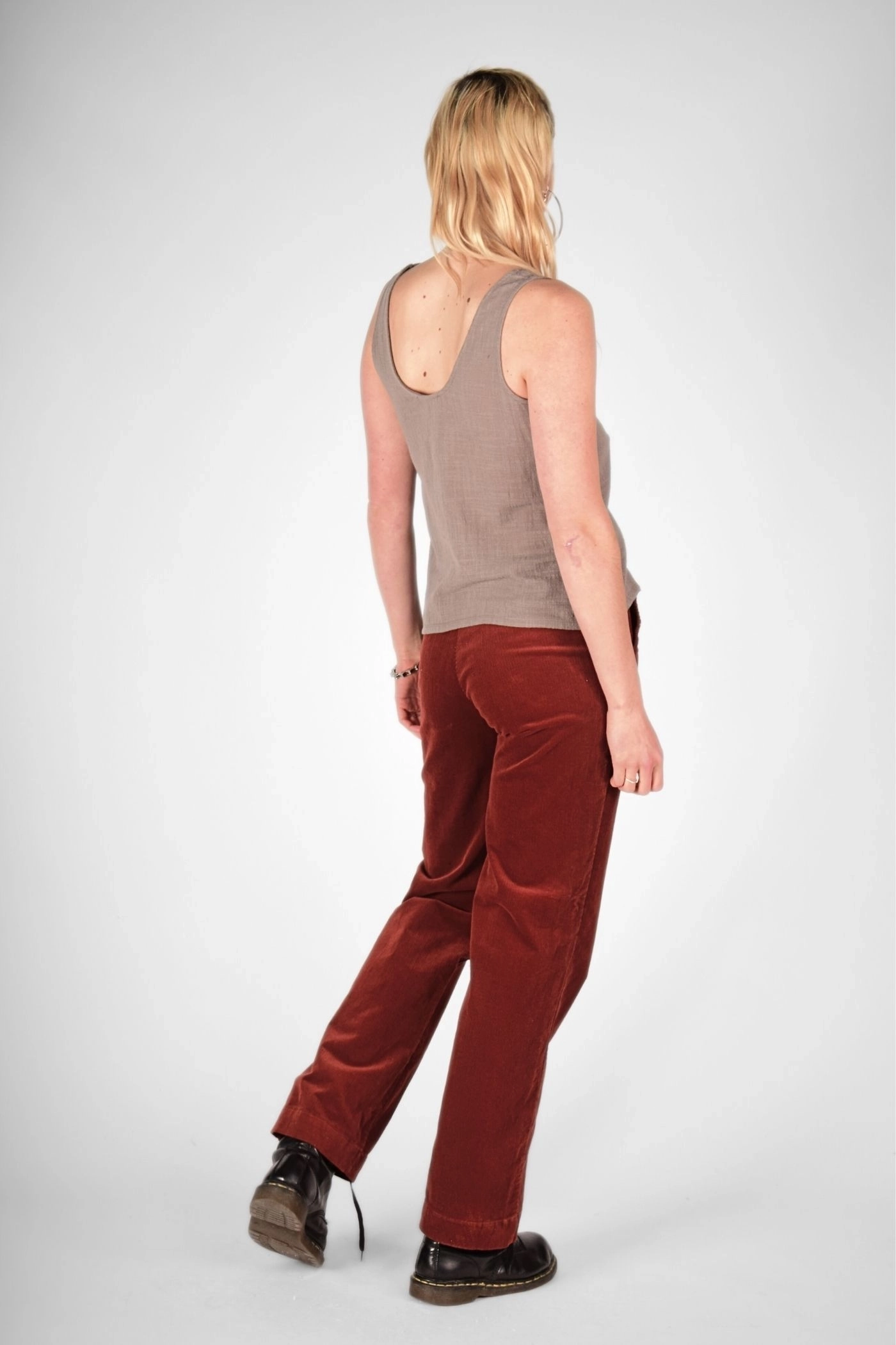 Top "Sana" aus Baumwolle in Hellbraun mit schwarzer Cordhose - seitliche Rückansicht