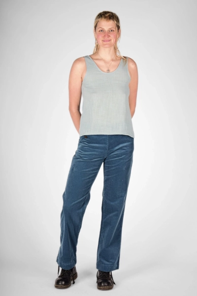 Top "Sana" in Gletscher aus Baumwolle mit hellblauer Cordhose - Front