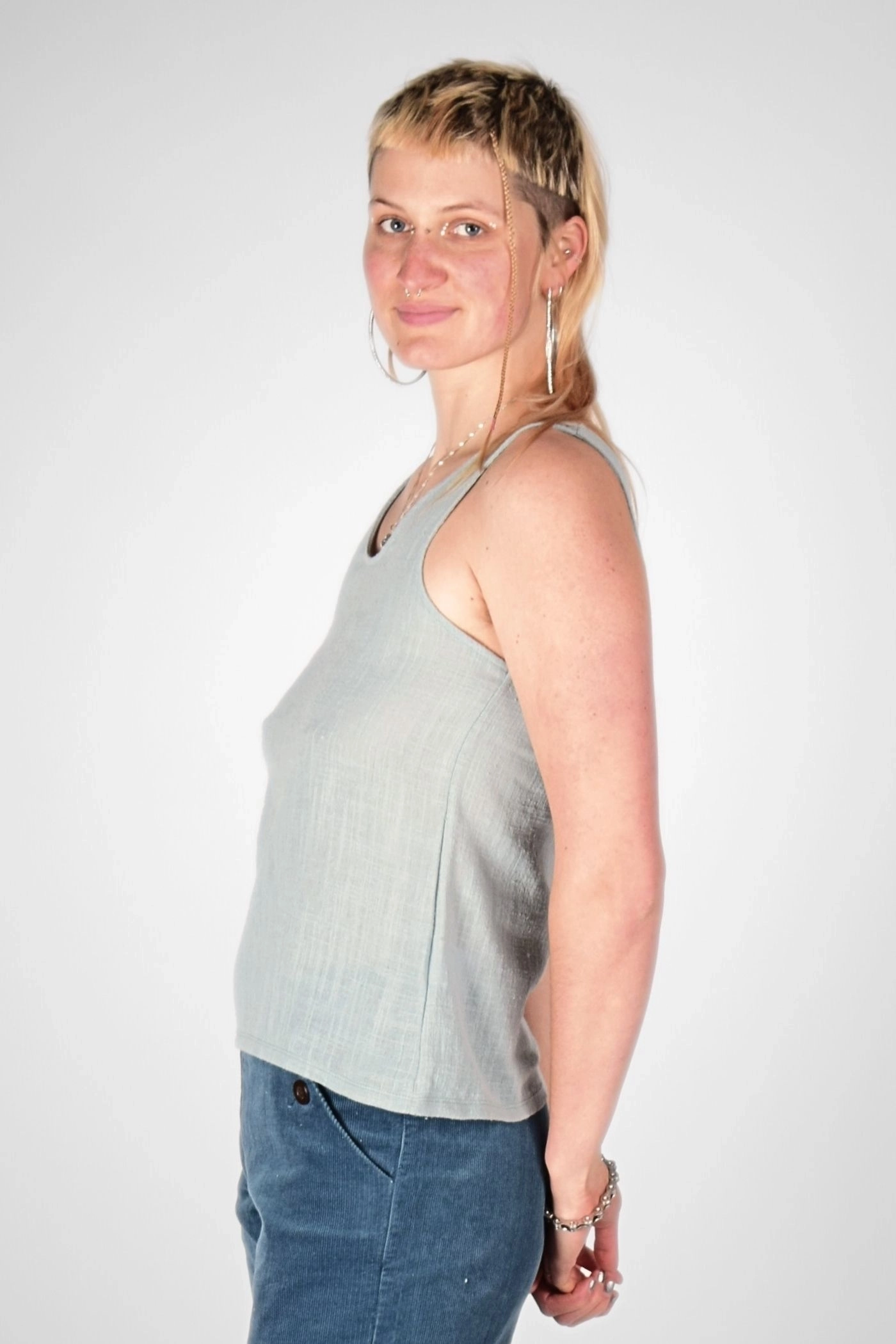 Tank Top "Sana" aus Baumwolle im Gletscherfarbton seitliche Perspektive