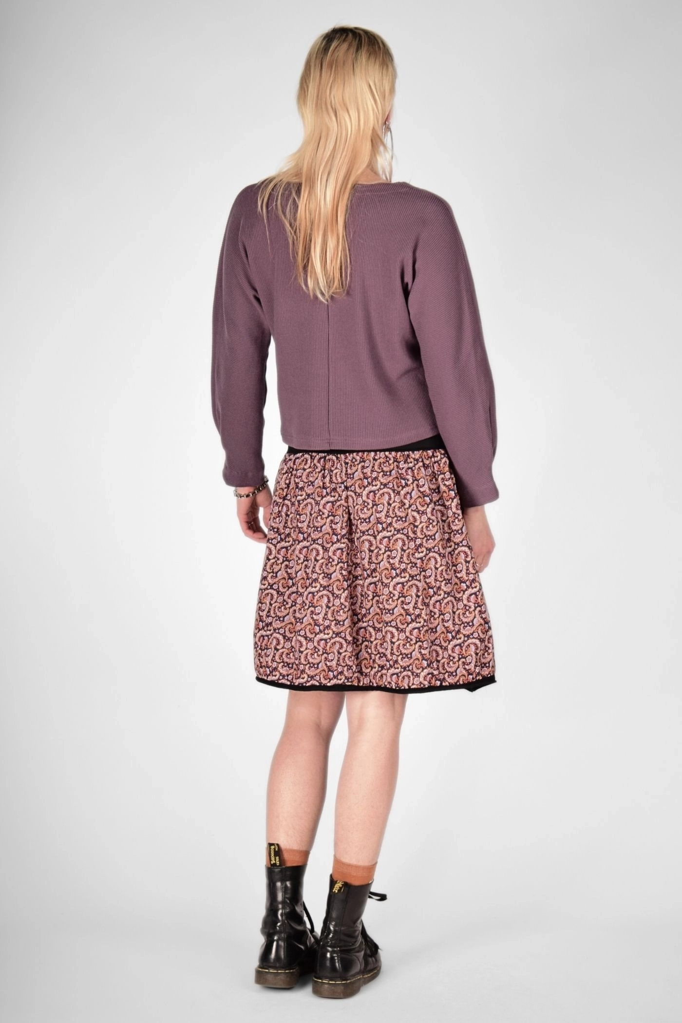 Rückansicht der "Mala" Strickjacke aus Baumwolle in hellem Lila