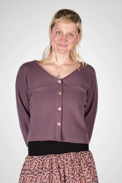 nahe Frontansicht der "Mala" Strickjacke aus Baumwolle in hellem Lila