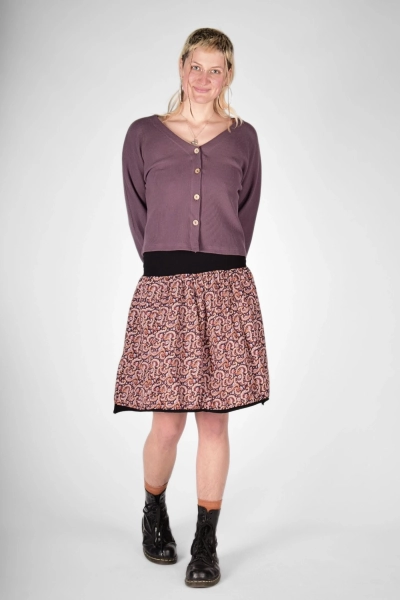 Frontansicht der "Mala" Strickjacke aus Baumwolle in hellem Lila