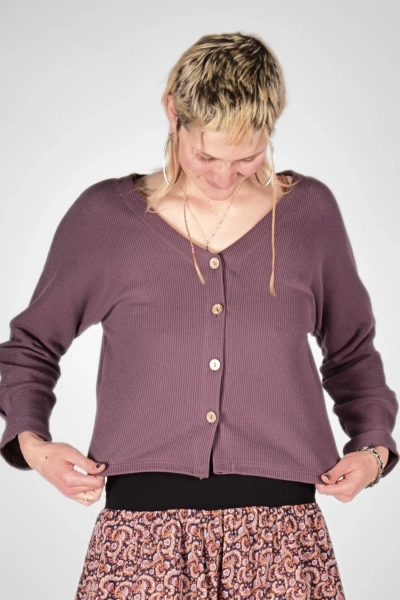 Frontale Sicht auf Knopfleiste der Strickjacke "Mala" in mauve von Mrs.Hippie