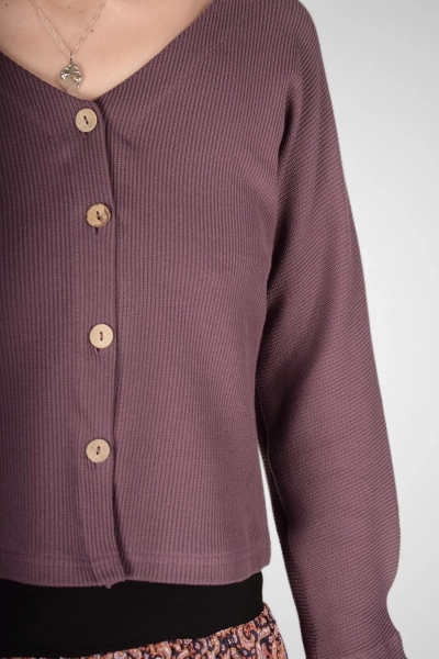 Detail der Knopfleiste vom "Mala" Cardigan in hellem Lila