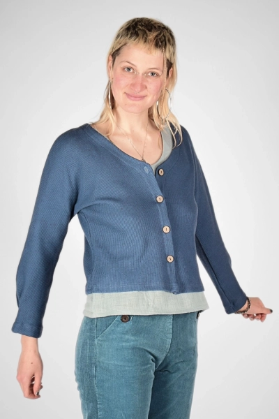 Strickjacke "Mala" aus Baumwolle in taubenblau von vorne