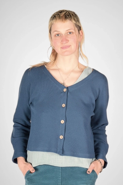 Frontansicht auf Strickjacke "Mala" in taubenblau