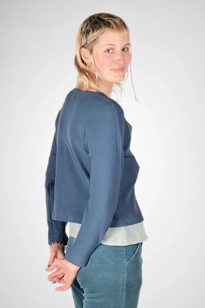 Ansicht von hinten auf Cardigan "Mala" in taubenblau