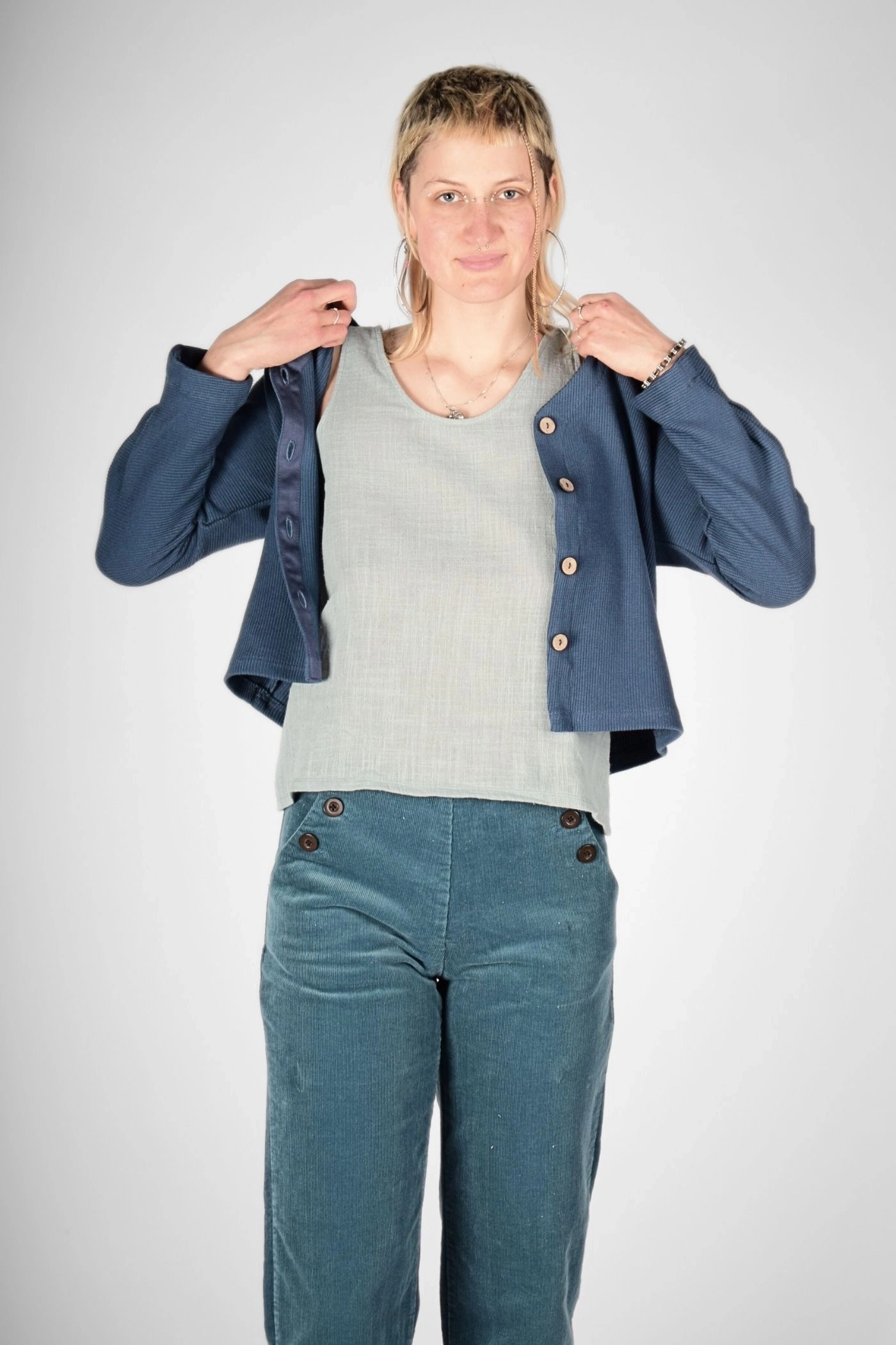 offen getragene Strickjacke "Mala" aus Baumwolle in taubenblau