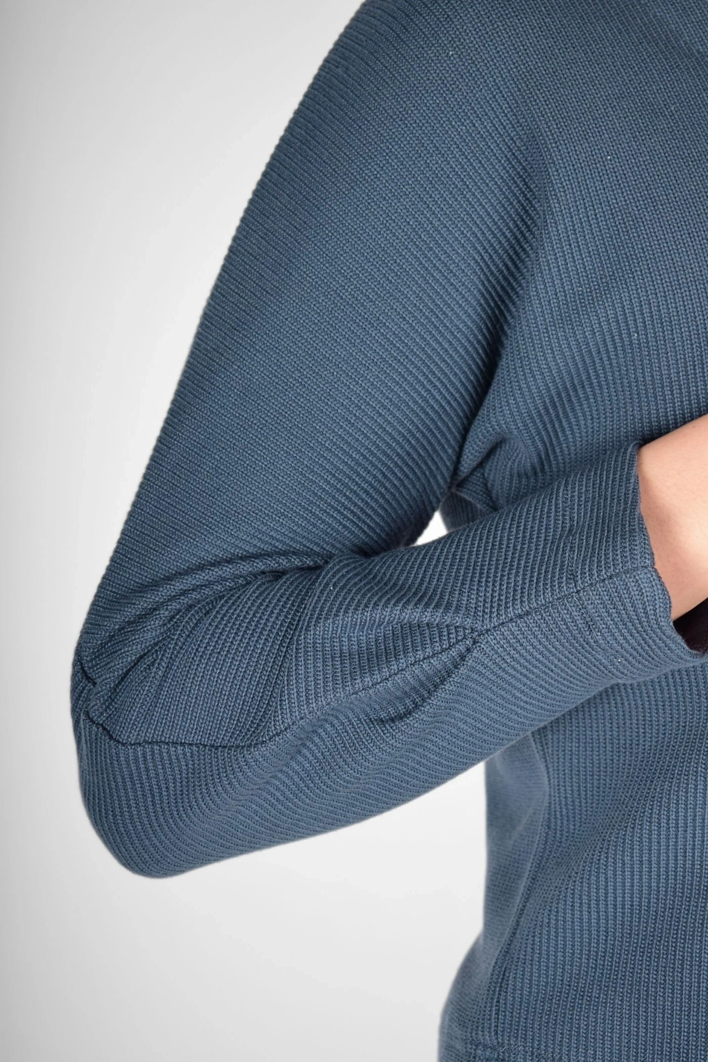 Detailansicht des Ärmels der Strickjacke "Mala" in taubenblau