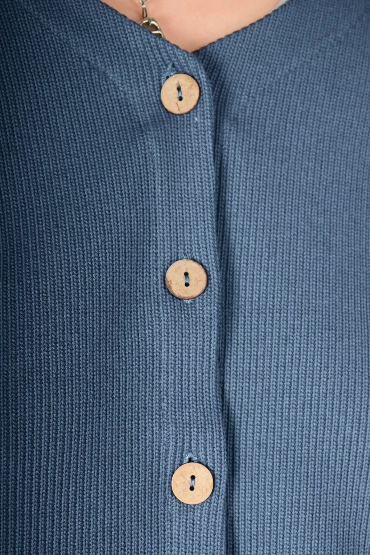 Ansicht der Knopfleiste von Jacke "Mala" in taubenblau als Detail