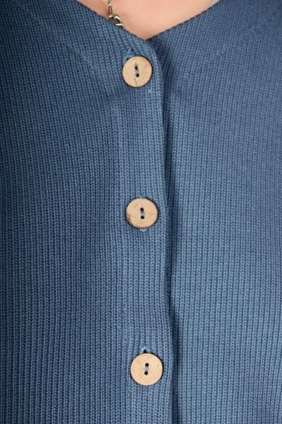 Ansicht der Knopfleiste von Jacke "Mala" in taubenblau als Detail