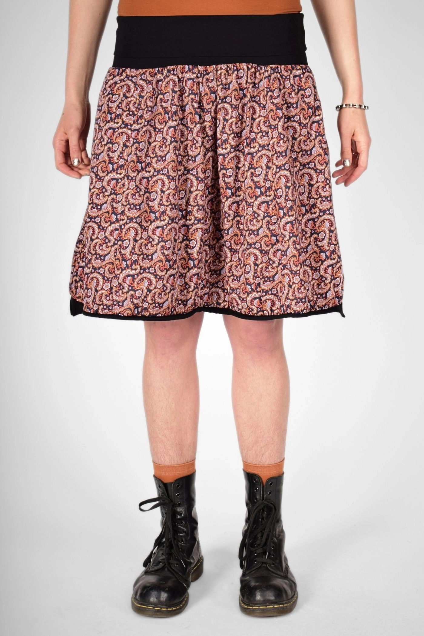 nähere Ansicht von Vorne auf Rock "Gerda" mit Paisley Muster