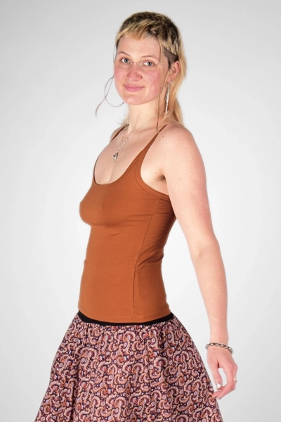 Seitenansicht vom Trägertop "Sunny" in terra aus Bio Baumwolle