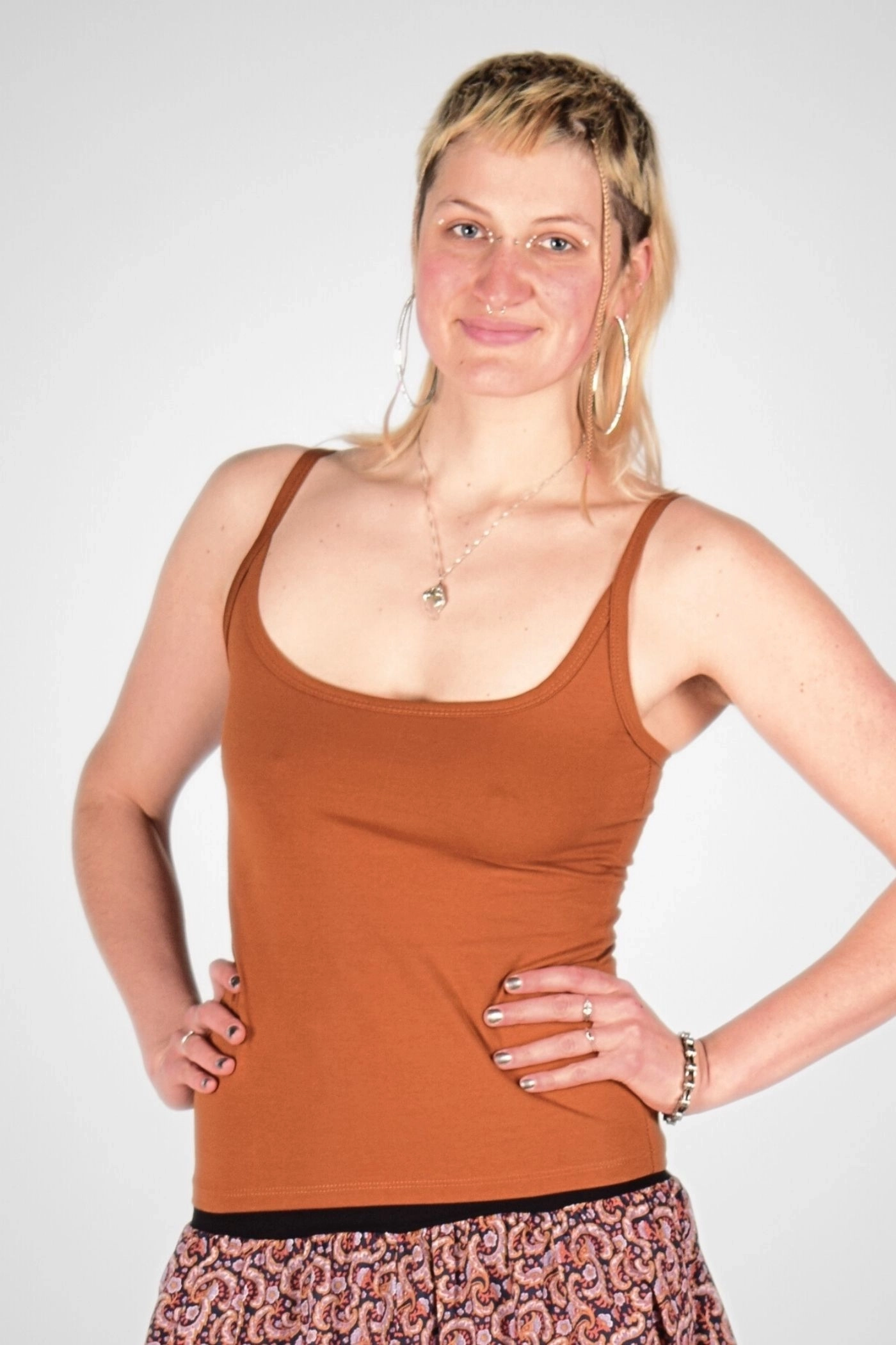 Trägertop "Sunny" in terra von vorne