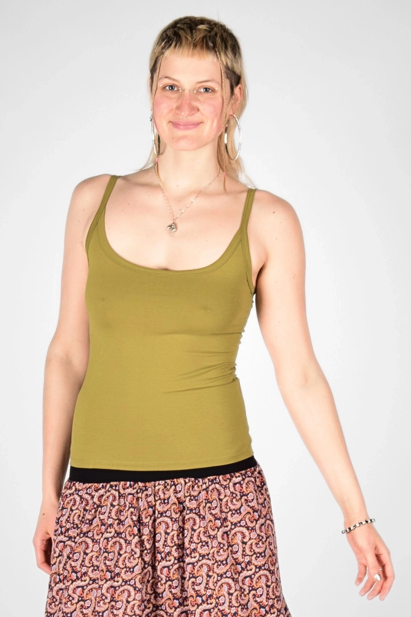 frontale Sicht auf Trägertop "Sunny" in Limettengrün
