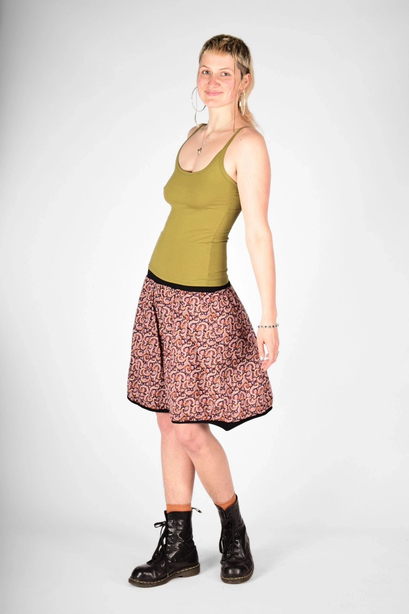 ganze Modelansicht mit Trägertop "Sunny" und Rock "Gerda" seitliche Sicht