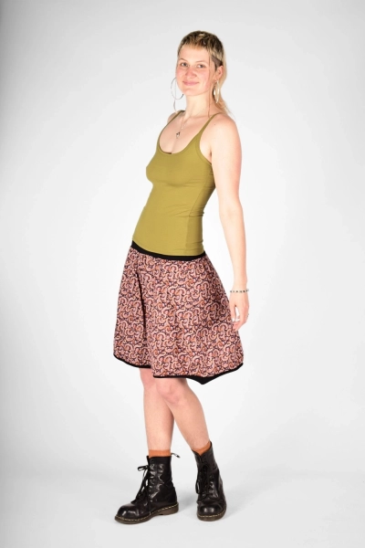 ganze Modelansicht mit Trägertop "Sunny" und Rock "Gerda" seitliche Sicht