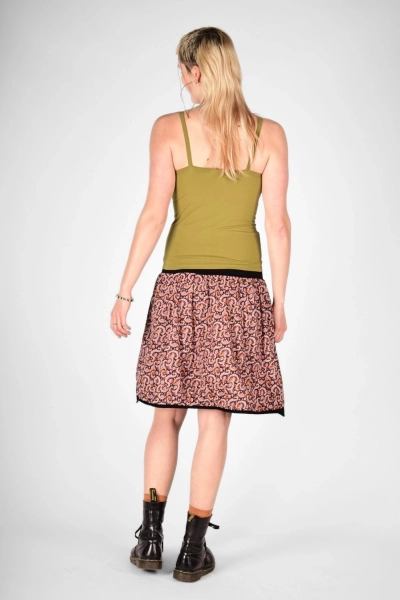 ganze Modelansicht mit Trägertop "Sunny" und Rock "Gerda" von hinten