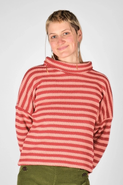 Drapierter Kragen von Overzize Pulli "Stine" mit Streifenmuster von vorne