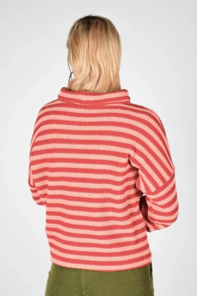 frontale Sicht auf Overzize Pullover "Stine" mit Kragen vor dem Gesicht, süss.