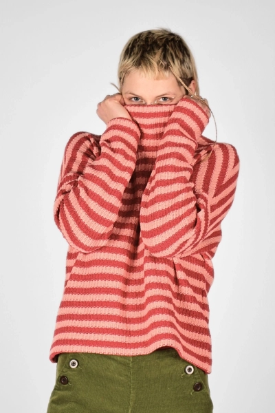 frontale Sicht auf Overzize Pullover "Stine" mit Kragen vor dem Gesicht, süss.