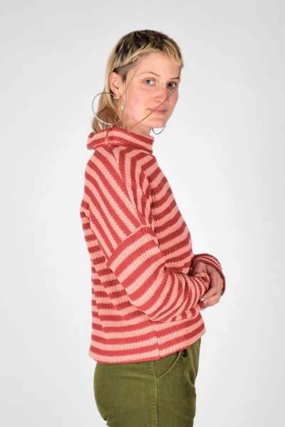 seitliche Ansicht vom Oversize Pulli "Stine" aus Baumwollstrick