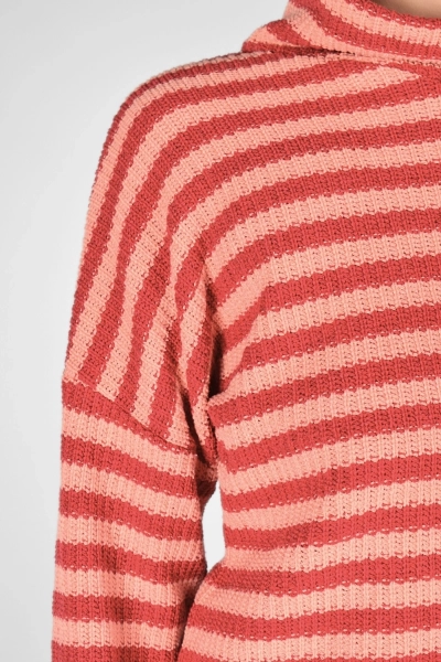 Detailansicht vom Strickgewebe in zwei gestreiften Rosatönen