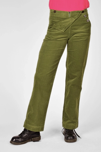 Hose "Marina" aus Cord in Moosgrün von vorne mit geöffnetem Latz