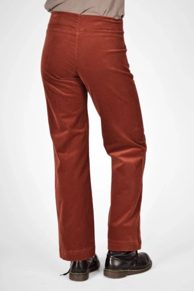 Ansicht von hinten auf rote Cordhose "Marina"