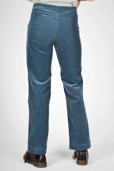 Rückwertige Sicht auf hellblaue Cordhose "Marina"