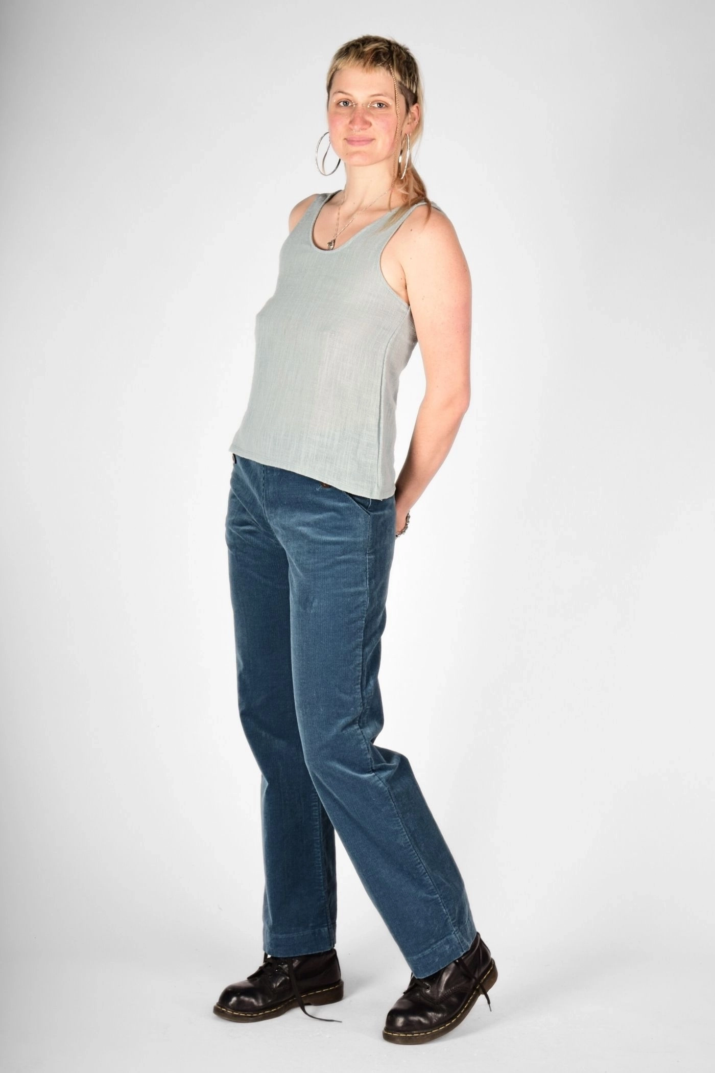 seitliche Perspektive der nebelblauen Cordhose "Marina" von Potatoes by Mrs.Hippie