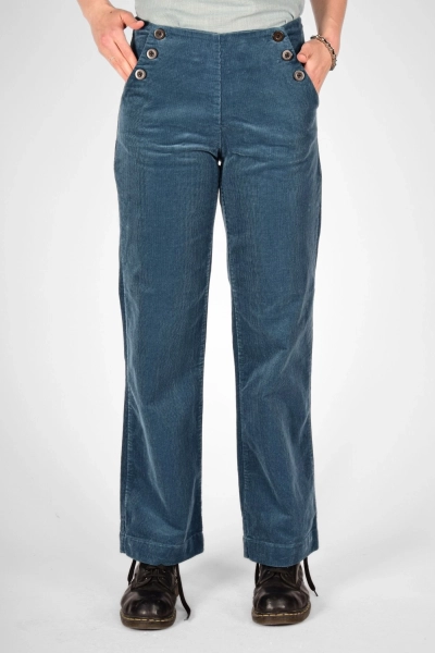 Sicht von vorn mit Andeutung der Seitentaschen der Cordhose "Marina" in hellblau