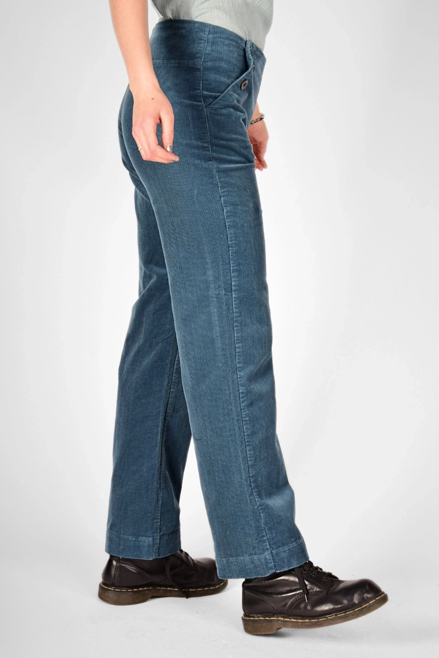 Seitenansicht der Cordhose "Marina" in langer Variante