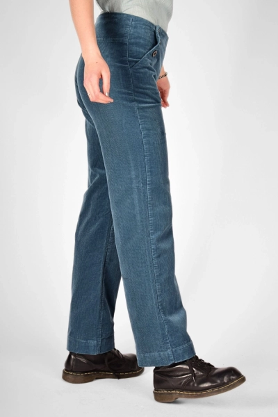 Seitenansicht der Cordhose "Marina" in langer Variante