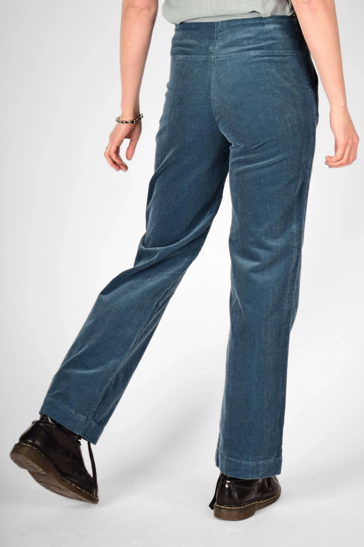 Hose "Marina" in Baumwolle-Cord in Nebelblau - Rückansicht