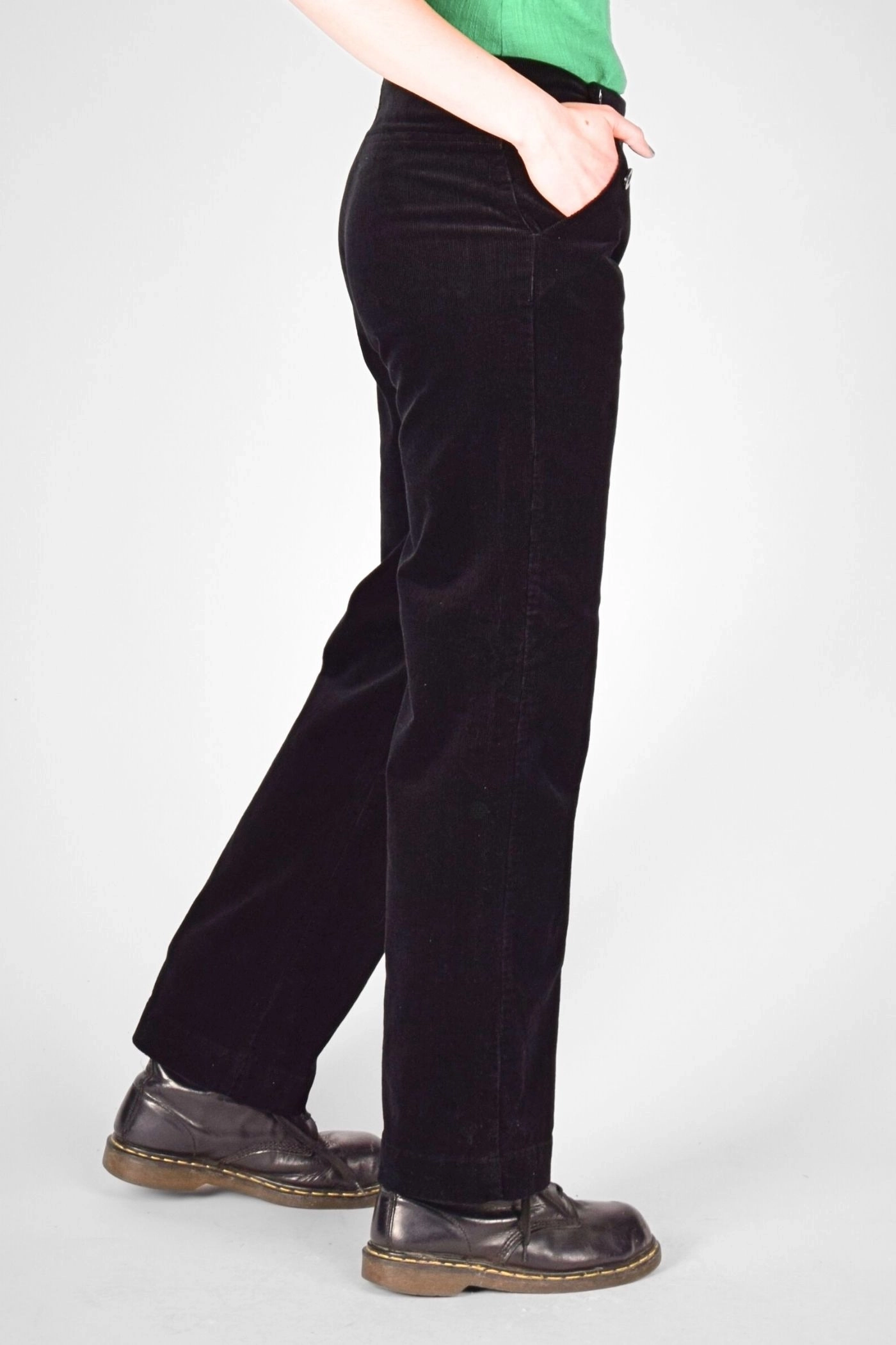 seitliche Sicht auf schwarze Cordhose "Marina"