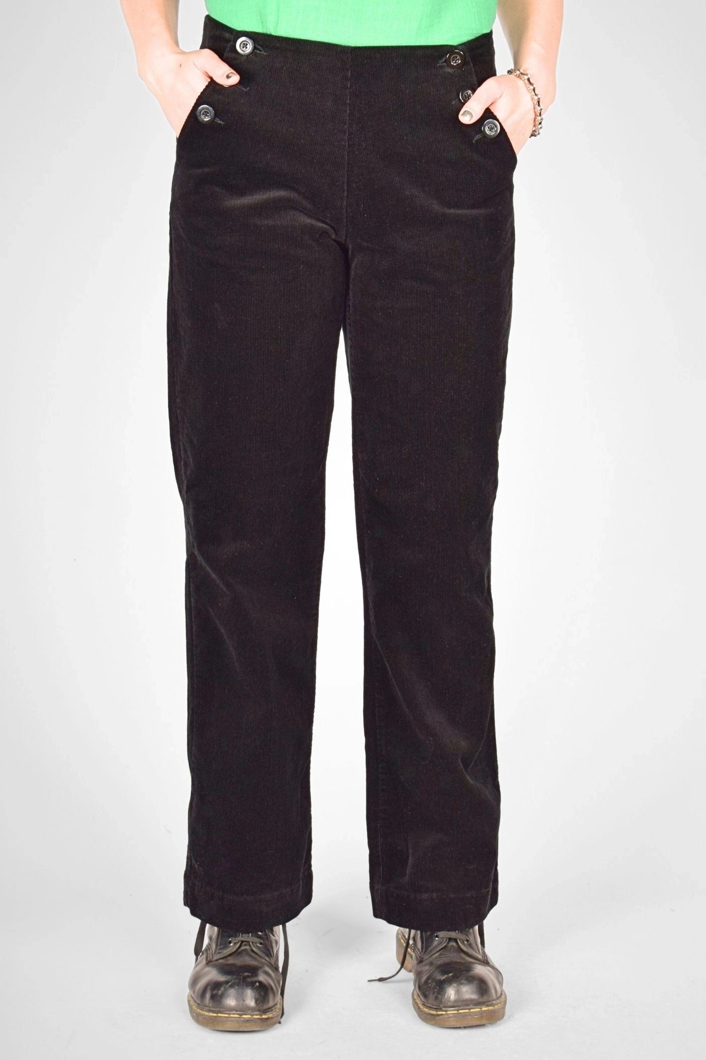 Cordhose "Marina" in schwarz mit Andeutung der Taschen von vorne