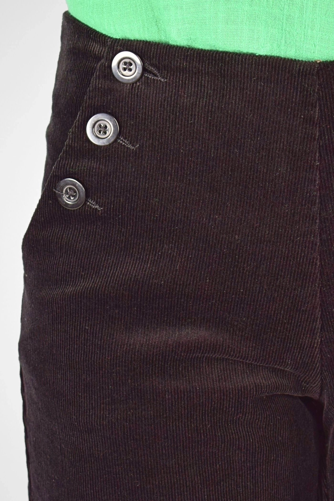 Detailansicht der rechten Knopfleiste der Cordhose "Marina" in schwarz