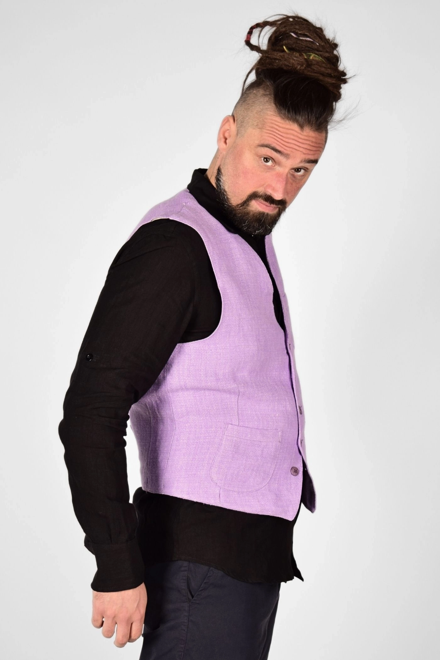 rechte Seitenansicht Weste "Stefano" aus Leinen in Flieder