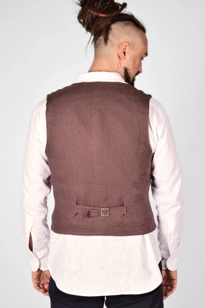 Rückansicht auf Weste "Stefano" in Leinen merlotfarbend